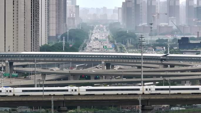 城市建筑群和高架桥上高铁铁路