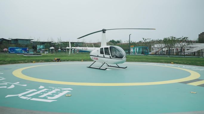 停机坪上的白色直升机 直升机静态空镜头