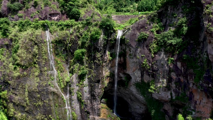 山间瀑布飞流直下