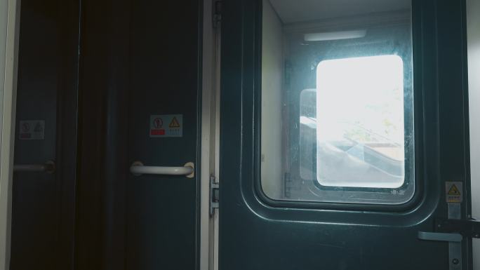 广东深圳东站火车站绿皮火车窗外车站列车