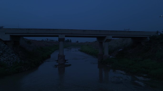 河流夜晚月光桥下水面倒影