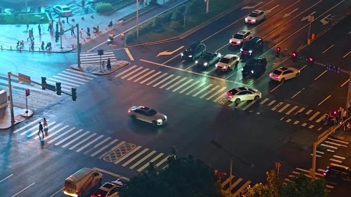 城市夜间繁忙十字路口