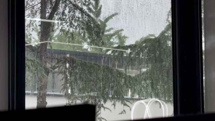 下雨天窗外光景