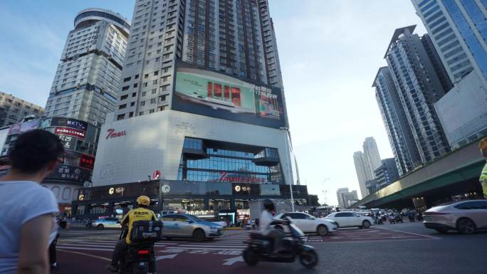 城市街景人潮涌动