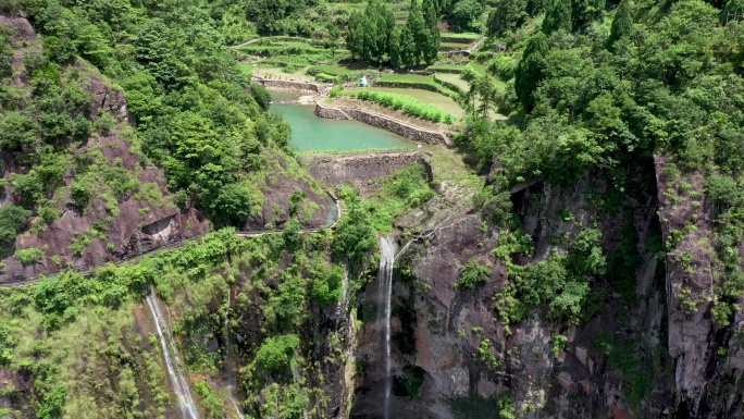 山间瀑布飞流直下