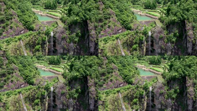 山间瀑布飞流直下