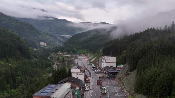 瓦屋山云雾缭绕晨雾云海4A景区大门洪雅