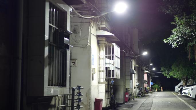 夜晚街巷居民楼灯光