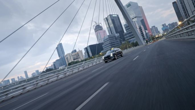 城市道路汽车行驶城市路跑