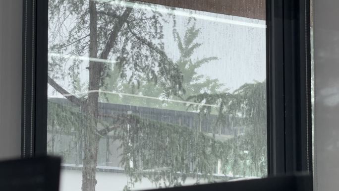 雨天窗边