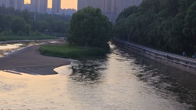 傍晚城市河畔风光
