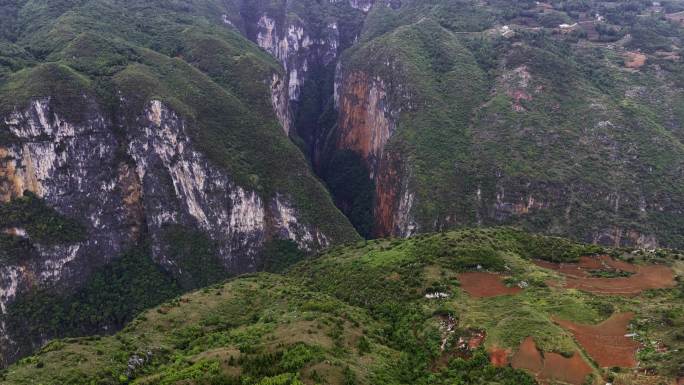 贵州野钟大峡谷山涧峭壁