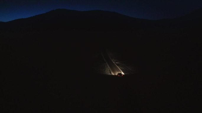 冬季乡村风景的夜间汽车旅程航拍视角