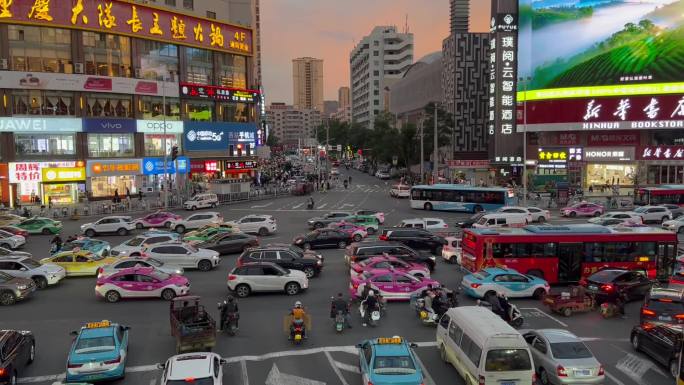 甘肃省兰州市西站什字路口夜晚高峰期
