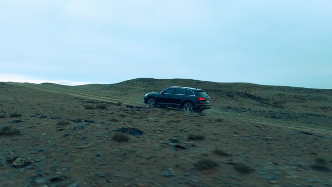 荒漠公路汽车行驶