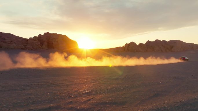 沙漠越野车追逐日落