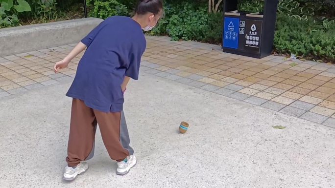 小学生九子游戏 抽陀子 抽陀螺