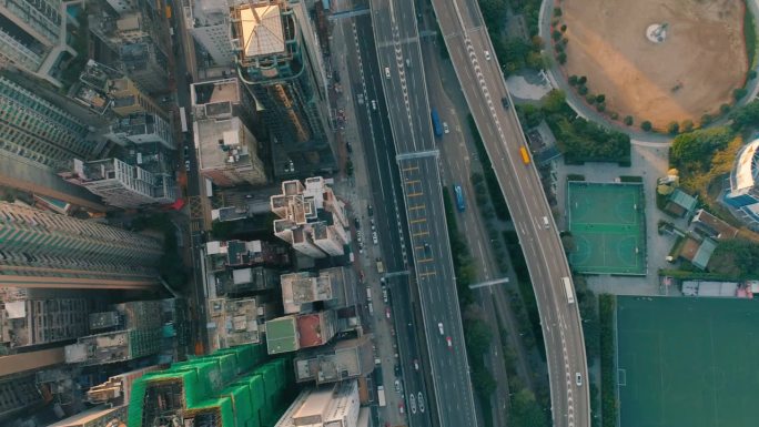 中国香港 - 2025年2月2日：航拍视角展示繁忙城市环境中的城市景观、道路和绿地。