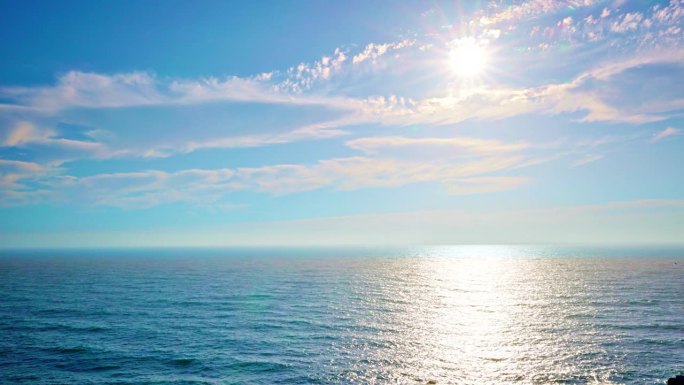 太阳，海洋，蓝天。概念视图。