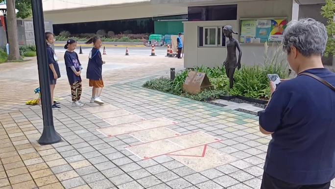 小学生九子游戏 造房子 跳房子