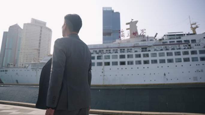 商务男走在海上世界明华轮 深圳海上世界