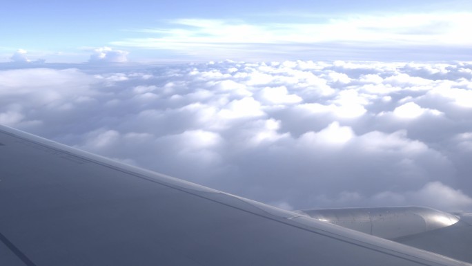 飞机舷窗外的云海风光