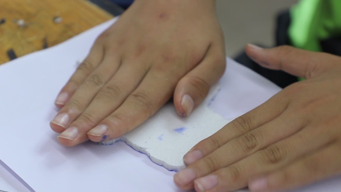 手工拓印鱼形图案