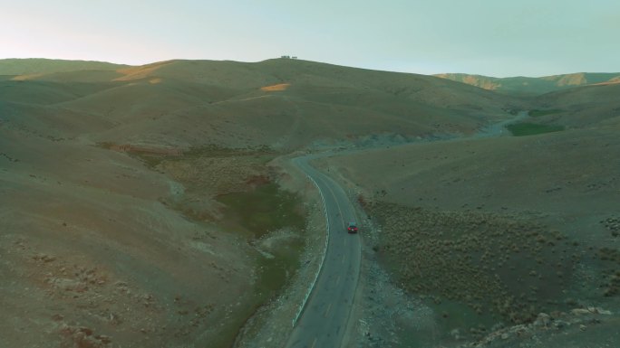 荒漠公路汽车行驶