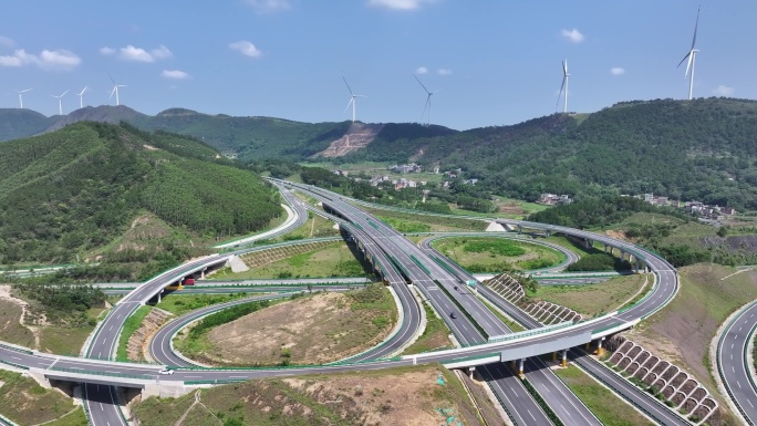 绿色山间高速公路枢纽