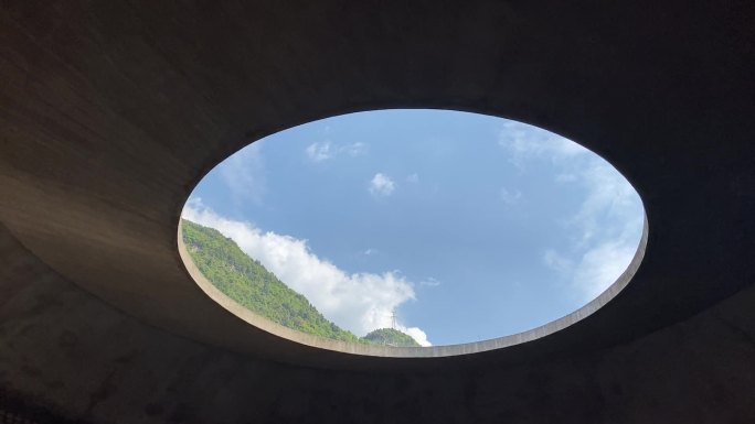 圆形窗口外的天空与山景