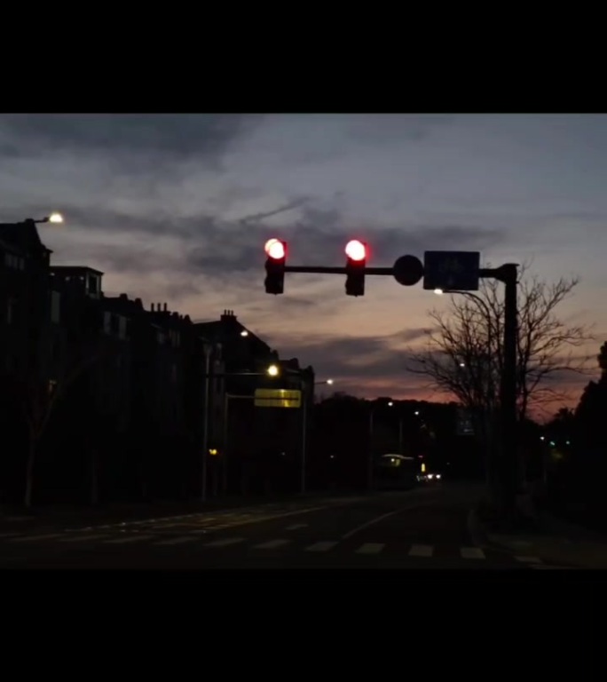 夜晚的城市街道