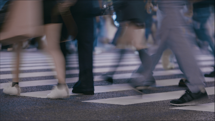 夜晚城市十字路口人流涌动