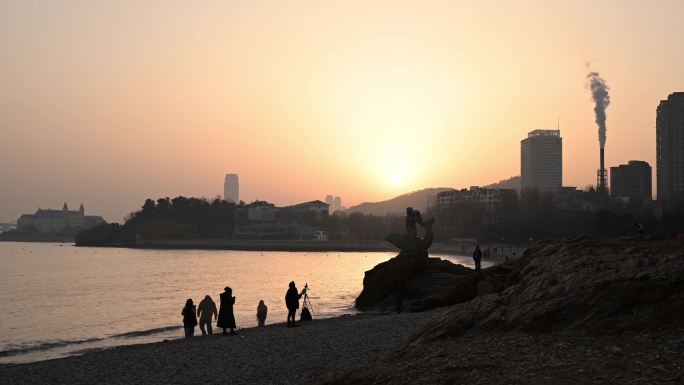 大连海边日落人群剪影延时