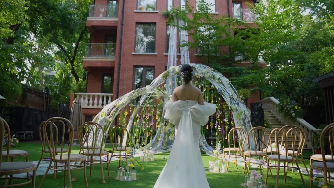 唯美草坪婚礼场景