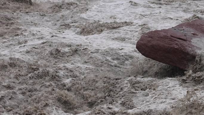 青衣江芦山河洪水爆发湍急浑浊的河流