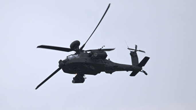 4K稳定：英国AH-64E武装直升机表演