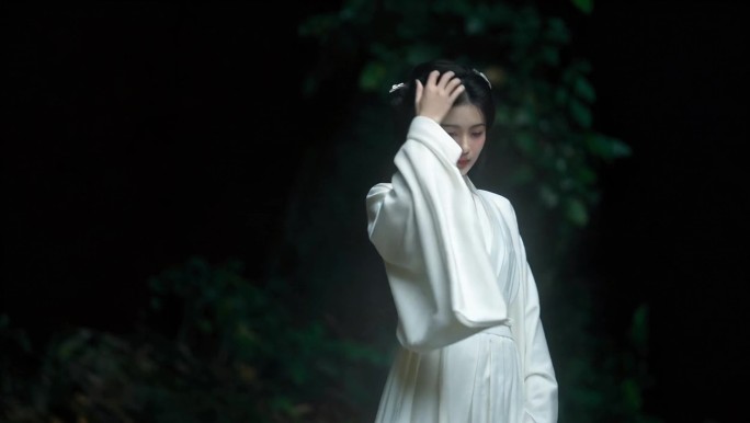 白衣女子林中漫步