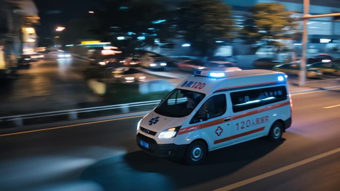 急救车快速行驶在城市道路