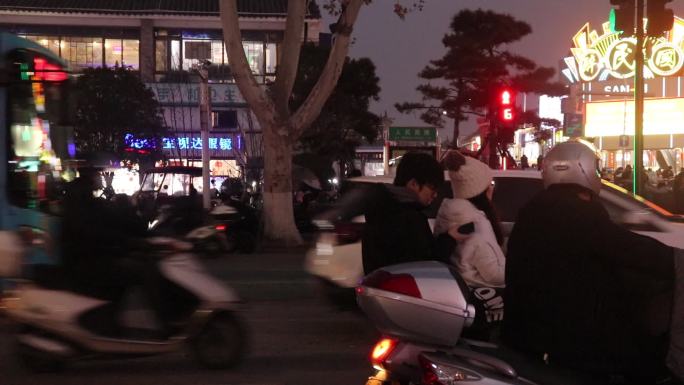 夜晚城市街头交通景象