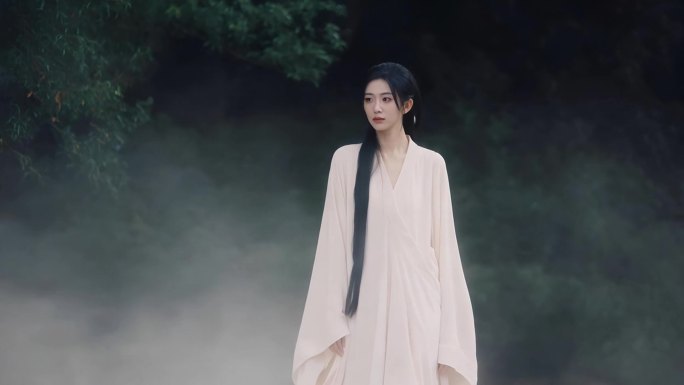 雾中白衣女子唯美意境