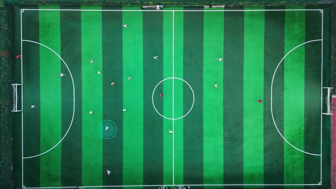 实拍足球比赛俯视角度带球的人有特效圈跟随