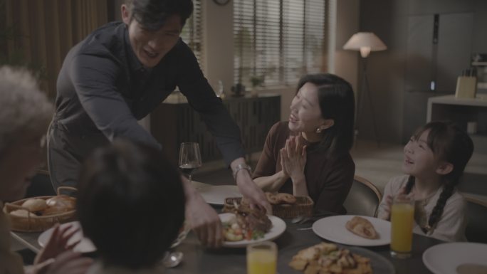 家人共享美食的温馨时刻