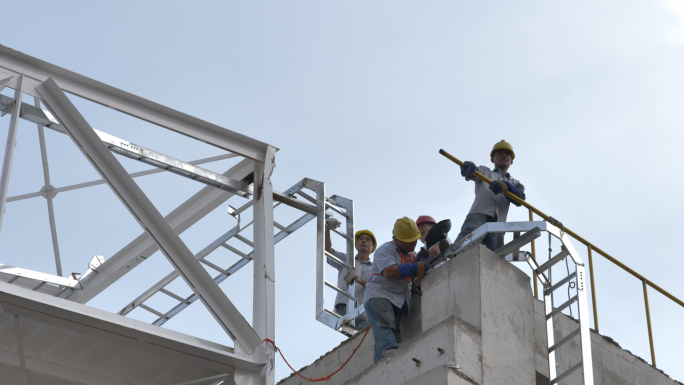 建筑工地辛勤工作劳动施工现场工程建设工人
