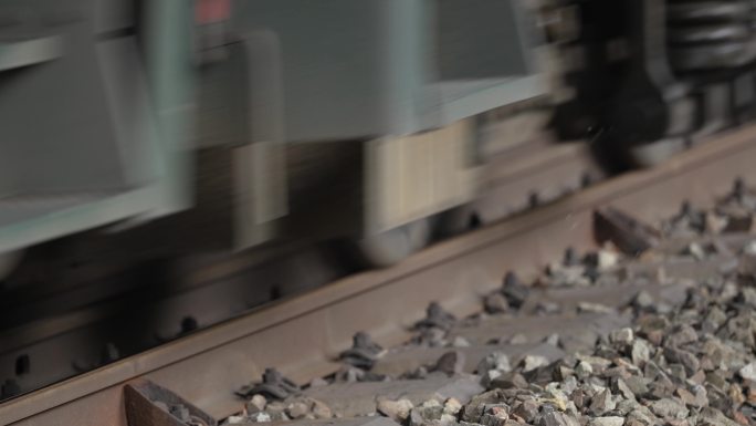 4K行驶中的火车车轮特写