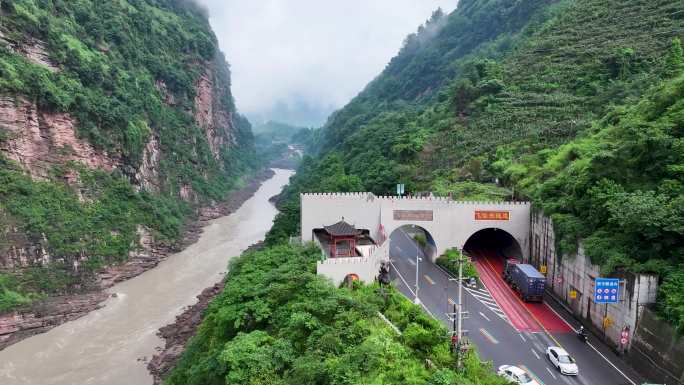 雾蒙蒙烟雨飞仙关峡谷河流上的桥梁景观