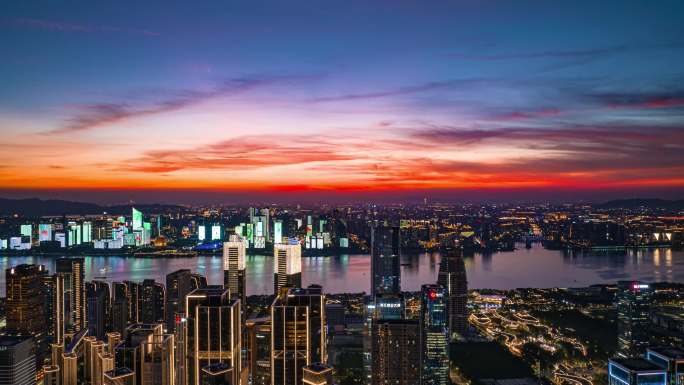 钱江世纪城落日晚霞，城市夜景璀璨灯光。