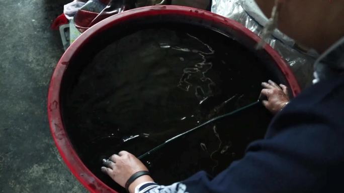 蜡染制作过程 泡染 扎染