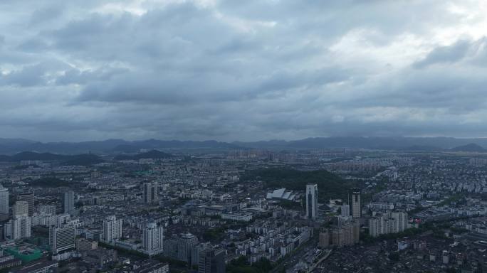 暴风雨来临前的城市上空乌云翻滚3