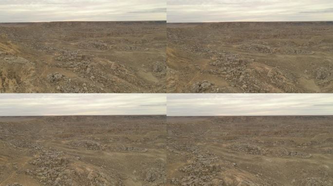 阿克套，哈萨克斯坦 - 2025年2月1日：阿克套独特的山地地形和岩石景观在冬季中期的壮丽景色。