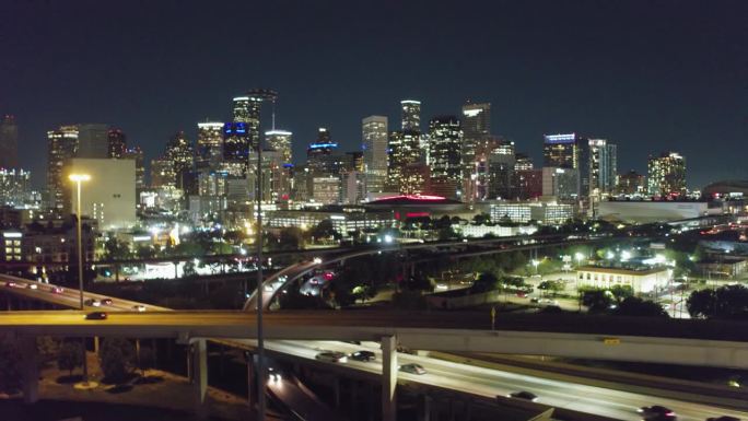 德克萨斯州休斯顿的无人机夜景镜头及高速公路交汇处。